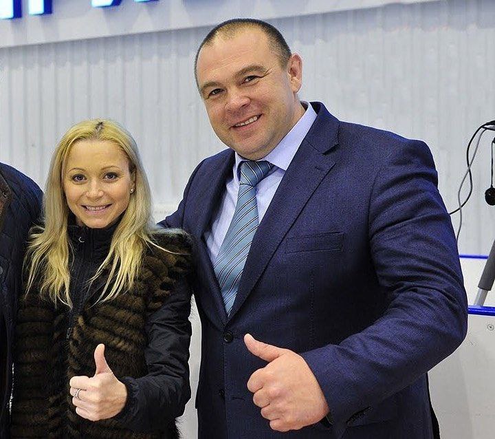 Михаил Миненков поздравил с днем рождения Елену Бережную
