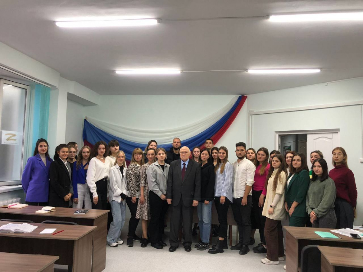 В Невинномысске Народный учитель России провел «круглый стол» для молодых специалистов