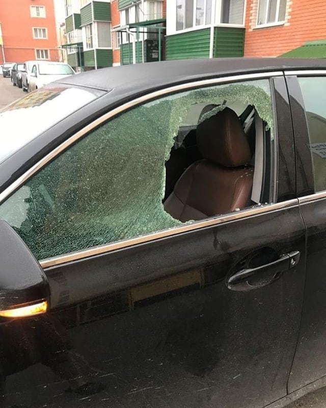 Разбиты окна машин. Разбить окно автомобиля. Разбитое окно машины. Разбил окно в машине. Сломанная окна машин.