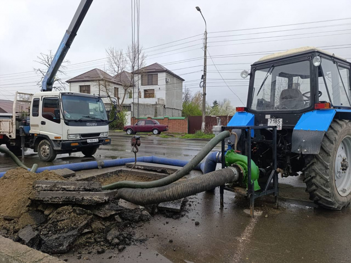 Коммунальные службы Невинномысска устраняют повреждение на трубе по улице Матросова