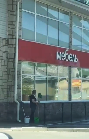 В Невинномысске работники мебельного магазина навели порядок на прилегающей территории