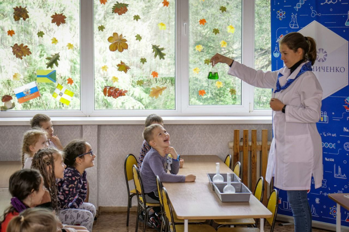 В Невинномысске провели первый урок химии для воспитанников детского сада 