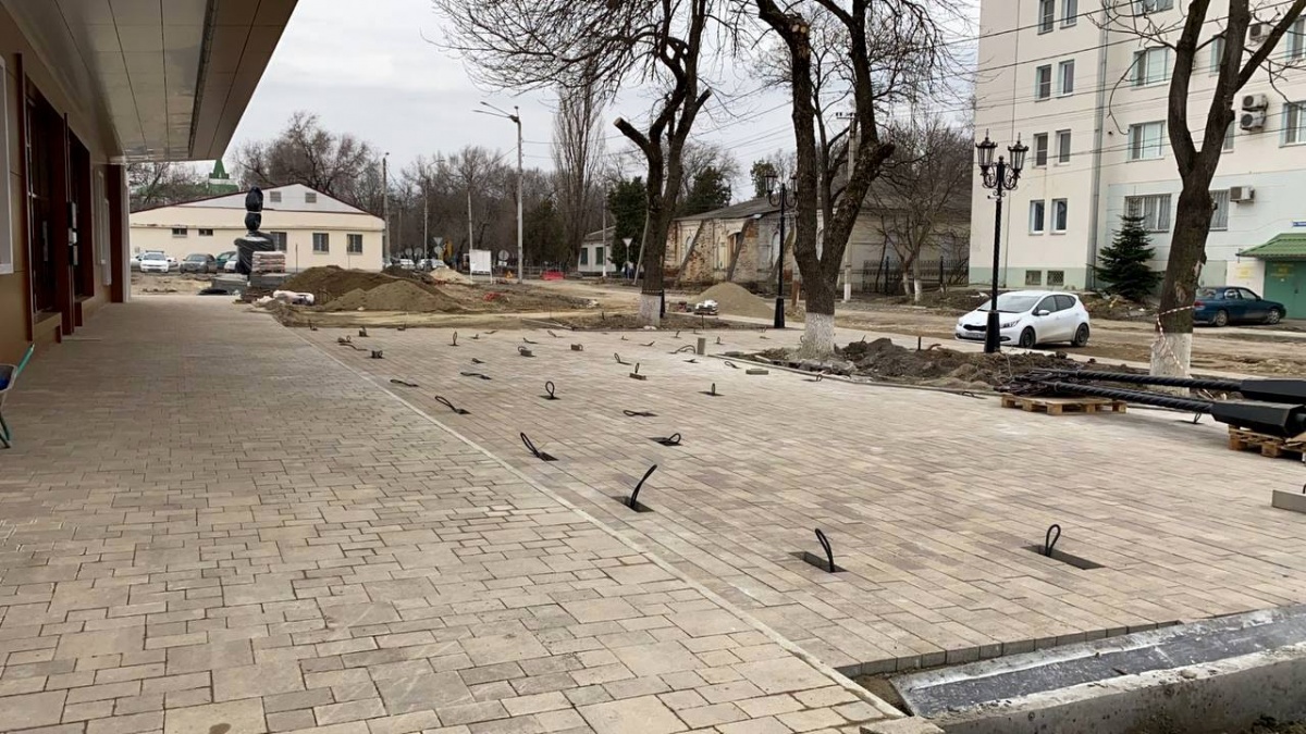 Благоустройство территории КДЦ «Родина» продолжается в Невинномысске