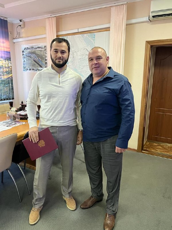 Михаил Миненков выдал почетную грамоту Губернатора Ставрополья Ахмеду Эстамирову