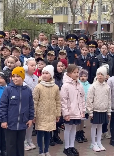Глава Невинномысска каждую неделю исполняет гимн вместе со школьниками