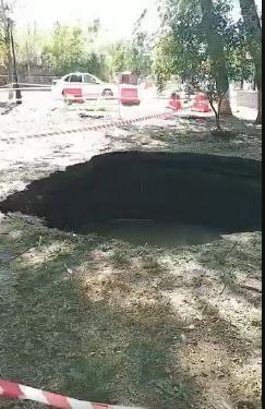 Работники устраняют аварию по улице Линейной в Невинномысске