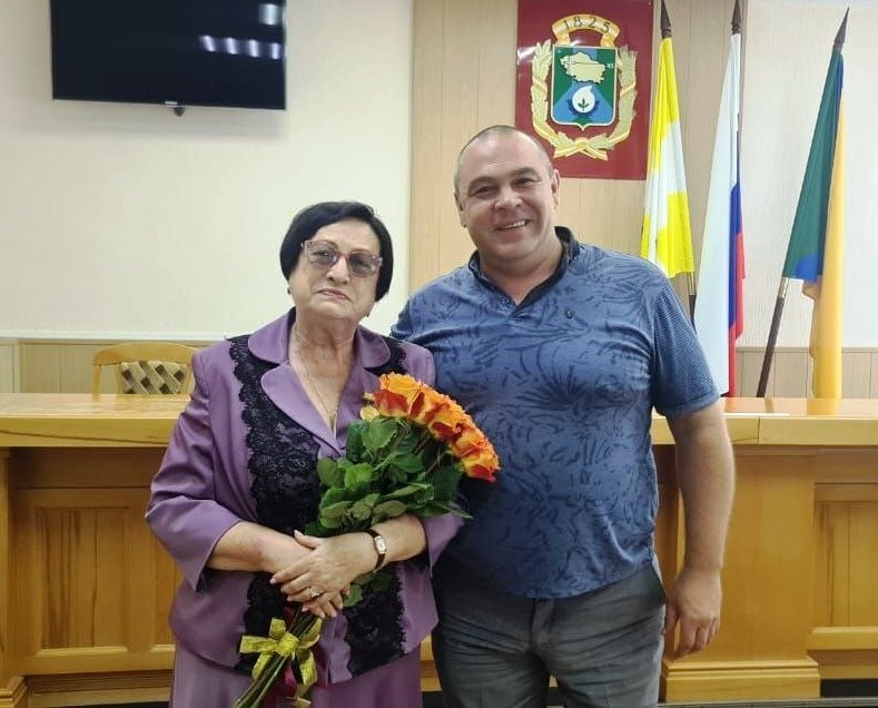 Глава Невинномысска вручил медаль Наталье Морозовой