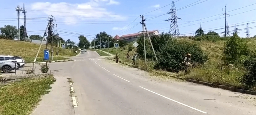 В Невинномысске продолжают косить траву на улицах и в скверах