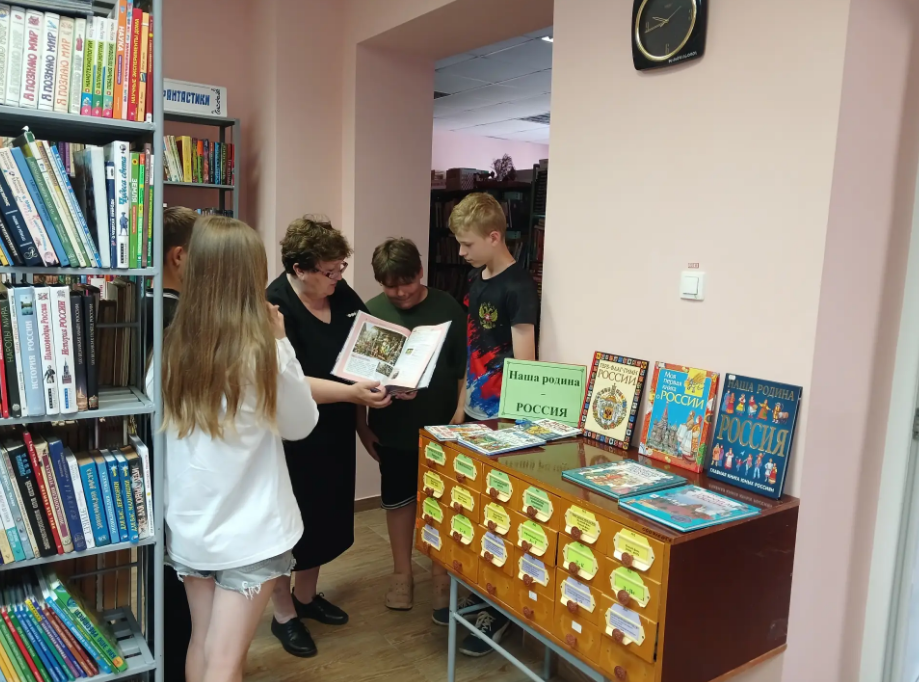 В Центральной библиотеке Невинномысска прошел патриотический час «Этой силе имя есть – Россия»