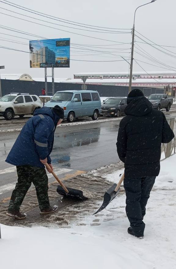 Невинномысские коммунальщики продолжают борьбу с последствиями снегопада