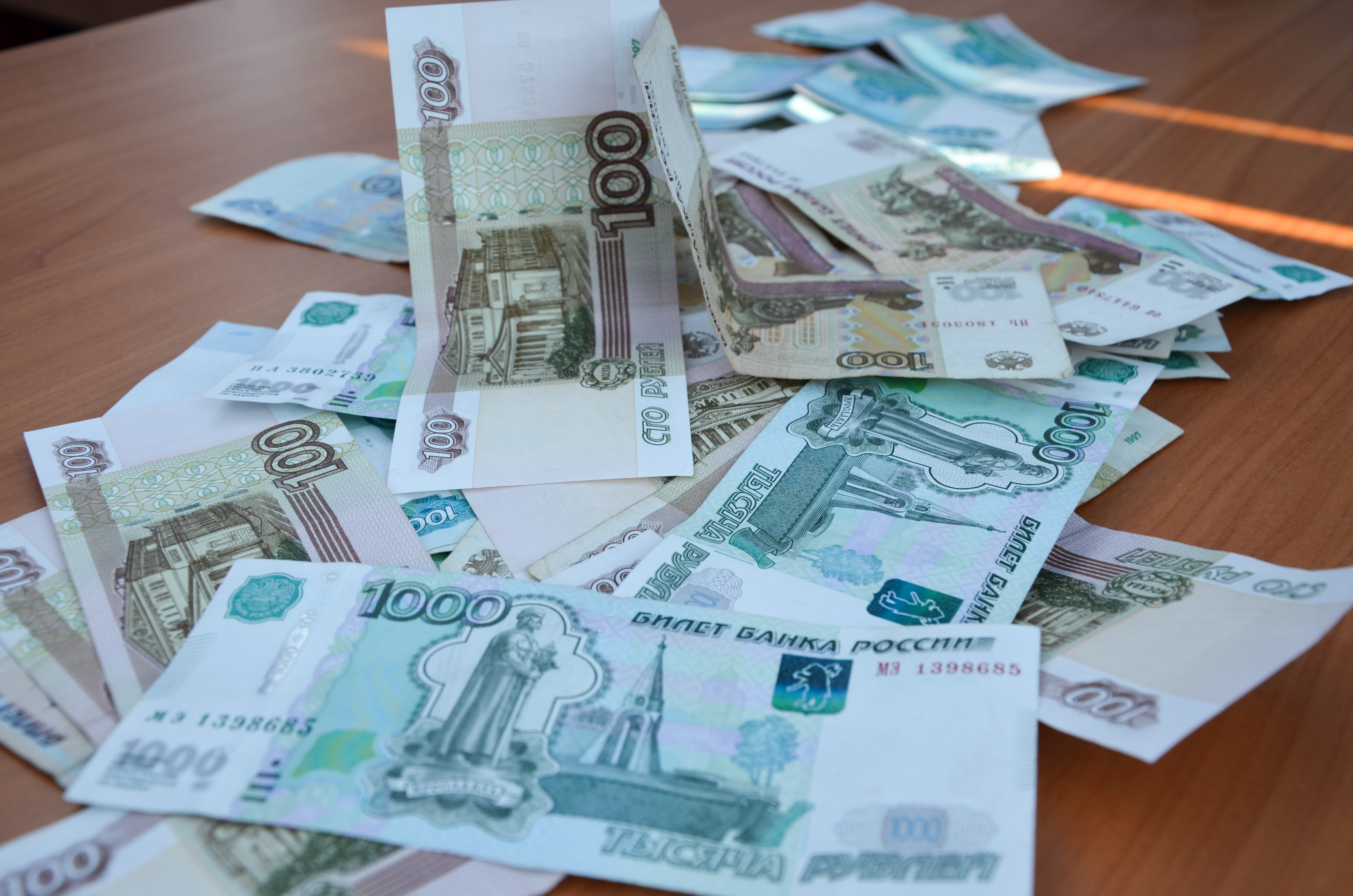 Деньги сегодня телефон. Русские деньги. Тысячные купюры на столе. Деньги на столе. Деньги рубли.
