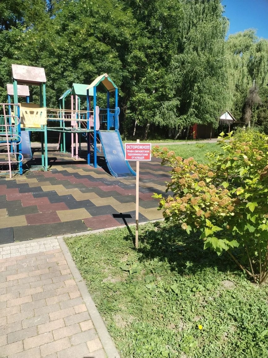 В Невинномысске продолжают обрабатывать территории от клещей