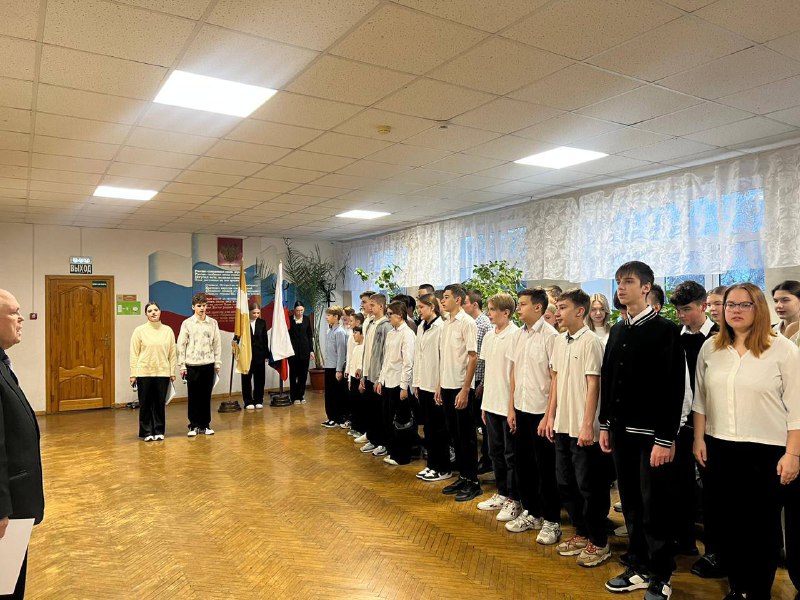 В Невинномысске новая рабочая неделя началась с исполнения гимна России 