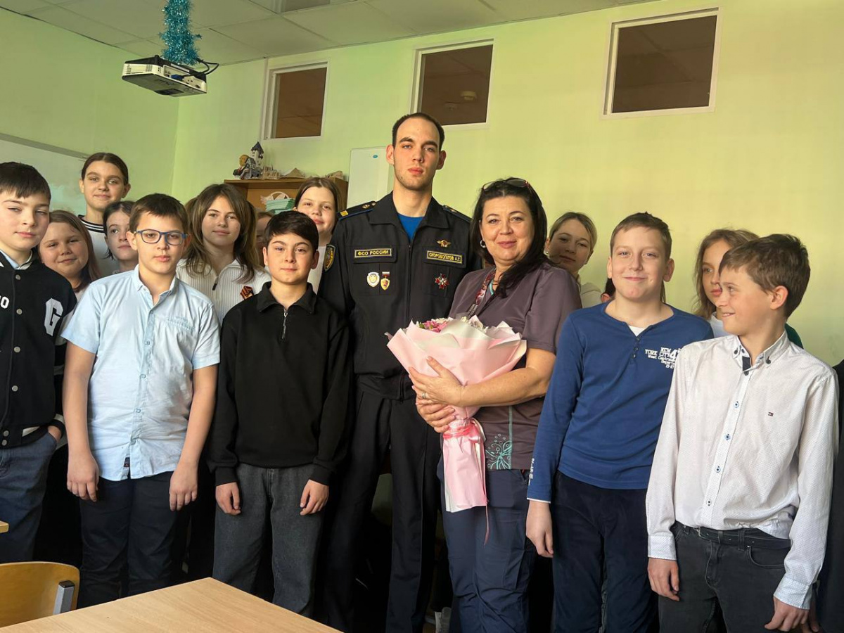 Юные невинномысцы встретились со служащим Президентского Полка