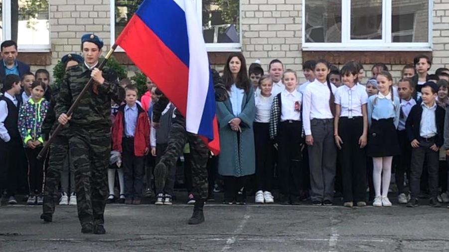 Школьники Невинномысска встретили новую учебную неделю поднятием флага