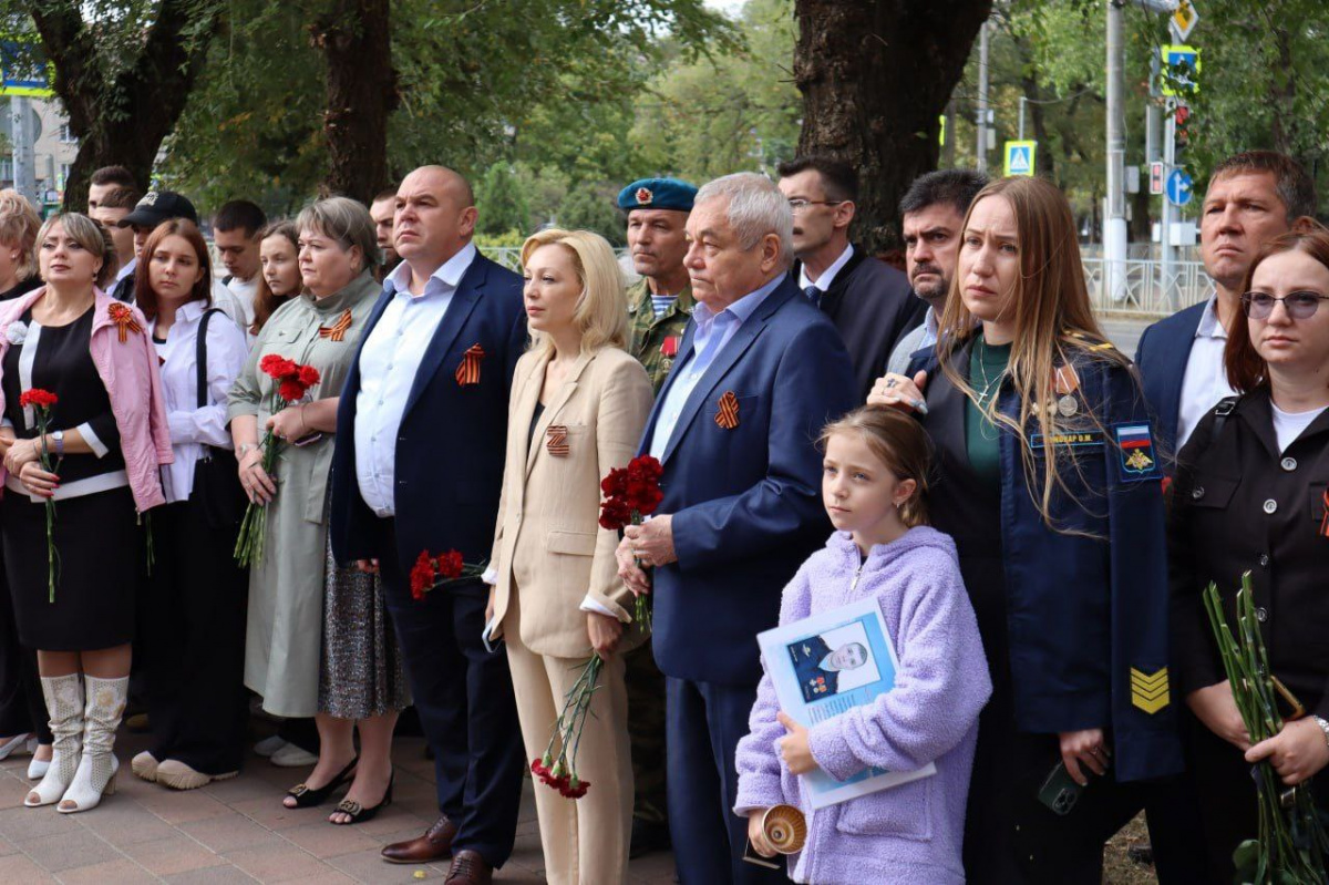 В Невинномысске состоялось открытие мемориальной доски участнику СВО Олегу Кожокар