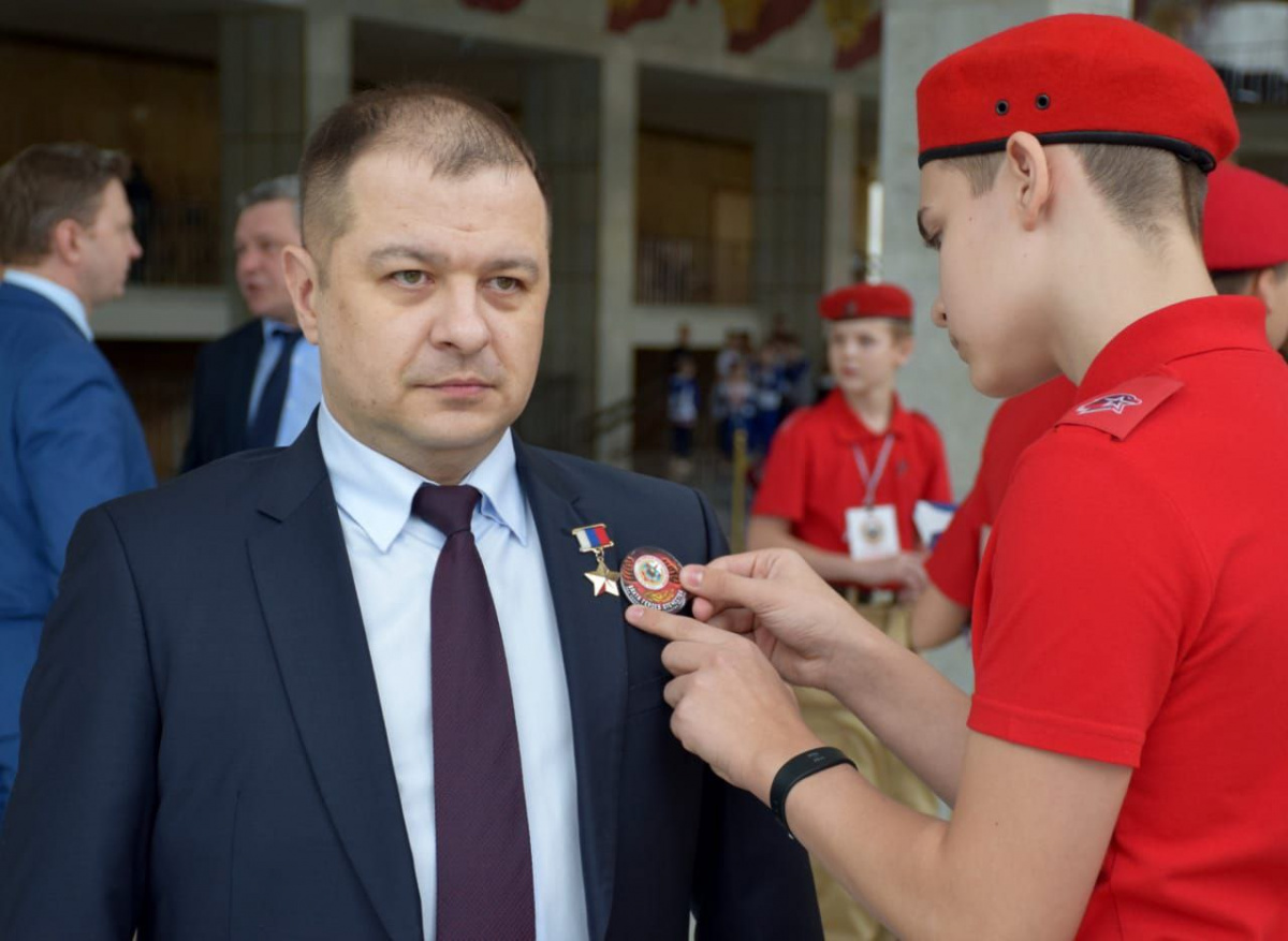 Михаил Миненков поздравил с днем рождения Героя России Руслана Кокшина