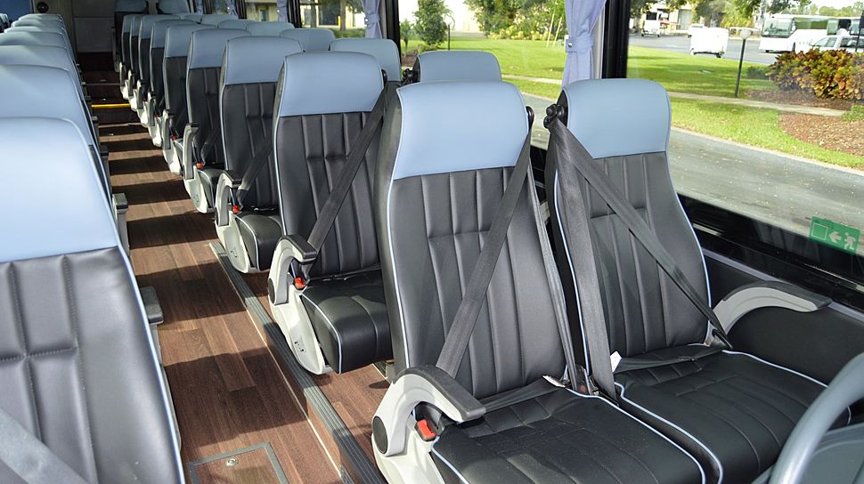 Сиденья пассажирского автобуса. Ремни безопасности в автобусе. Сиденья в автобусе. Пассажирские сиденья для автобусов. Трехточечные ремни безопасности для автобусов.