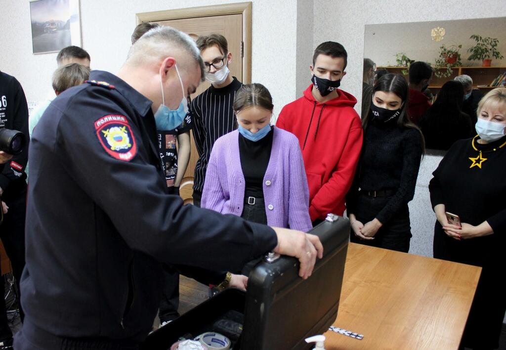 Невинномысским студентам провели экскурсию в городском отделе МВД