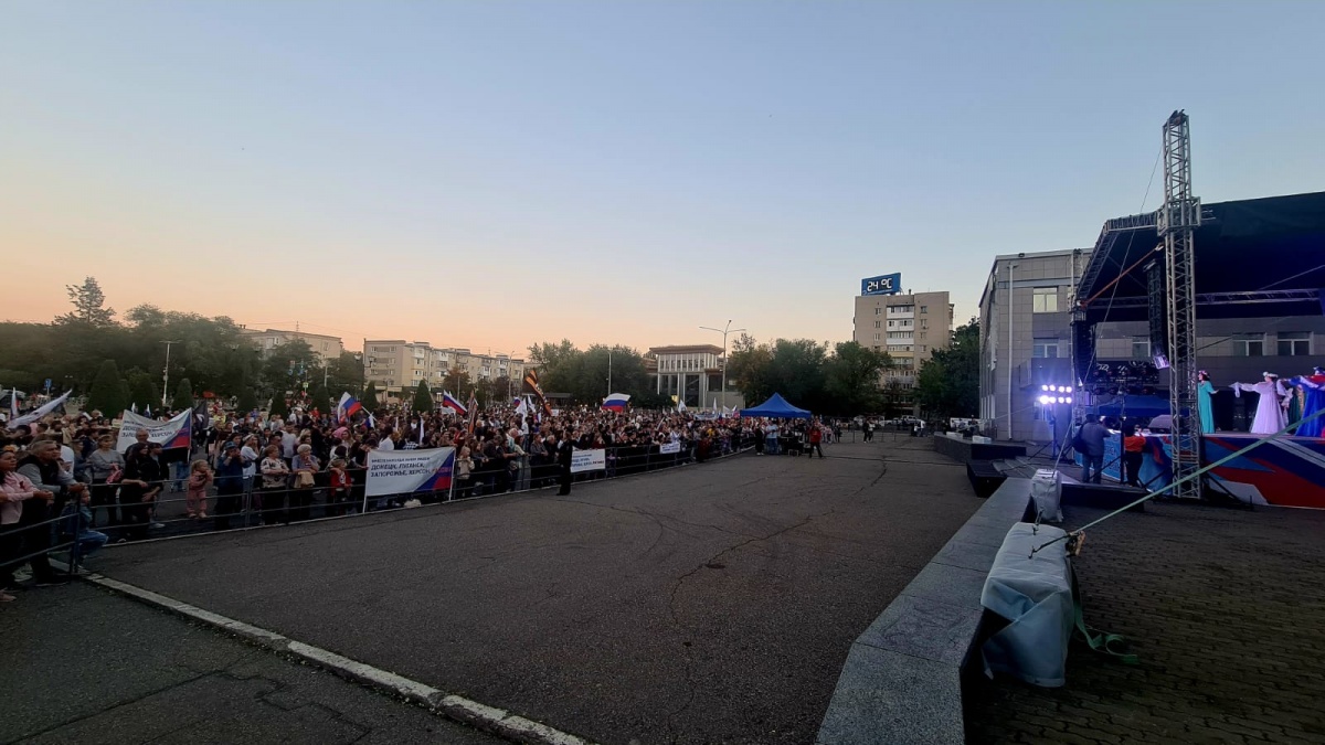 Почти 20 тысяч невинномысцев приняли участие в акции-концерте в поддержку вхождения новых субъектов в РФ