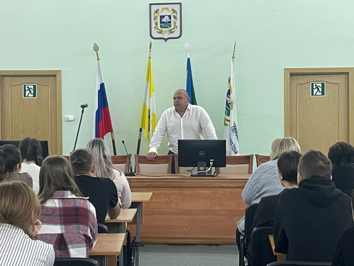 Михаил Миненков провел встречу с первокурсниками НГГТИ