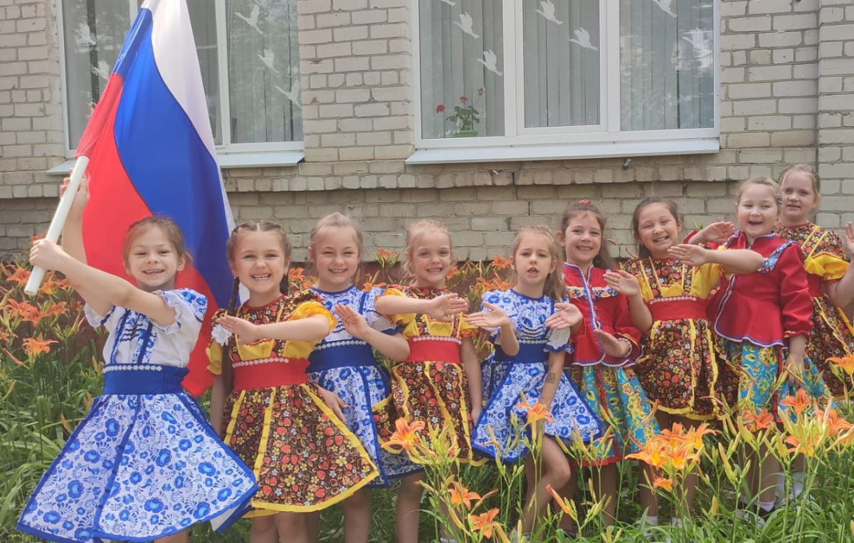 Юные невинномысцы отметили День России патриотическим флэшмобом