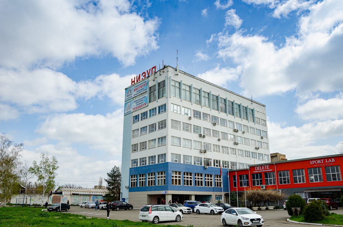 Михаил Миненков поздравил Невинномысский институт экономики, управления и права с юбилеем